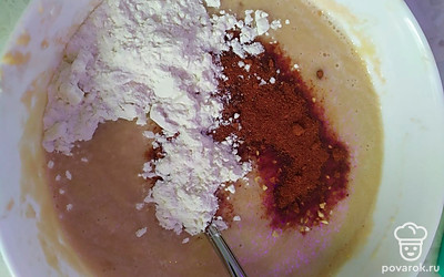 Выкладываем любимые специи. У меня это соль, молотый перец и копченая паприка. Вводим муку и перемешиваем до однородной массы.