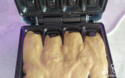 Выкладываем смесь в вафельницу и закрываем. Ждем, пока отключится индикатор.