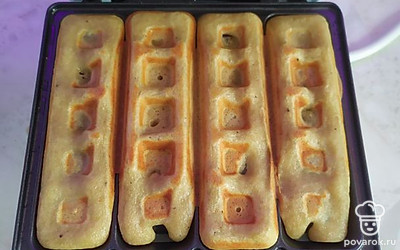Получаем готовые хрустящие картофельные вафли.