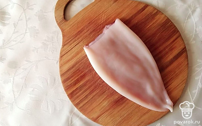  Кальмара хорошо помойте и очистите от пленок.