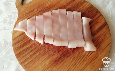 Нарежьте кольцами шириной не более 1 сантиметра.