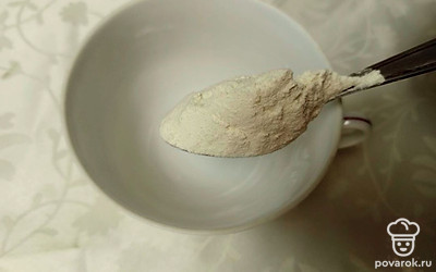 В чашку насыпьте 1 чайную ложку муки.