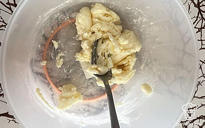 Сливочное масло тщательно разотрите с сахаром.