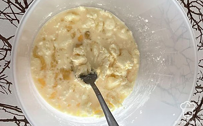 Влейте яйца, перемешайте.