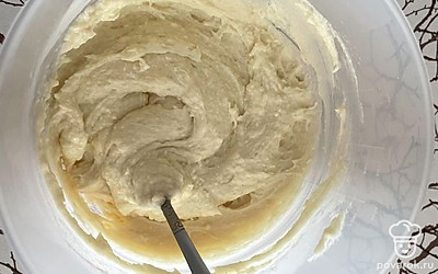 Добавьте муку, разрыхлитель, лимонный сок и молоко. Все перемешайте до однородной консистенции.