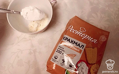 Добавьте 2 чайных ложки кукурузного крахмала. Посолите по вкусу.