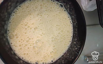 Взбейте яйцо с бананом.