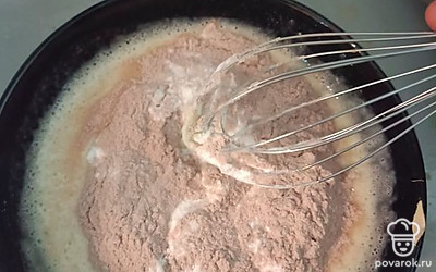 Добавьте муку и хорошо перемешайте.
