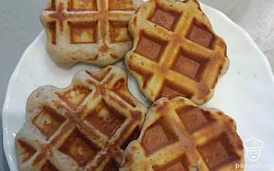 Выложите тесто на вафельницу и запекайте.