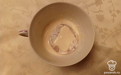 Добавьте 50 миллилитров холодной воды и перемешайте. Кольца кальмара погрузите в кляр.