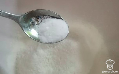  Муку просеиваем. Добавляем в глубокую миску соль, соду и разрыхлитель, перемешиваем.