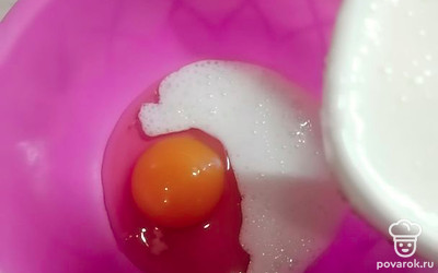 В другую миску разбиваем яйцо, добавляем кефир. Все хорошо взбиваем венчиком.