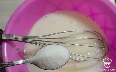 Добавляем сахар, перемешиваем.