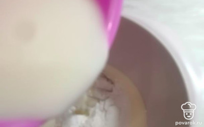 К муке выкладываем яичную смесь.