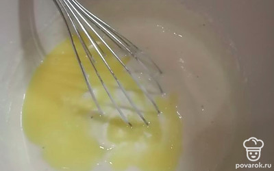 Затем к тесту вливаем растопленное сливочное масло. Все хорошо перемешиваем, до однородности.