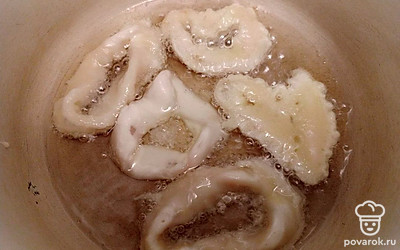 Жарьте кальмар в большом количестве растительного масла с двух сторон до золотистого цвета.