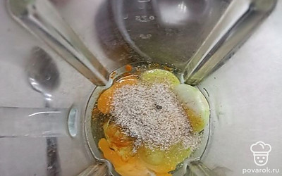  В блендер помещаем яйца, псилиум, соль, специи.