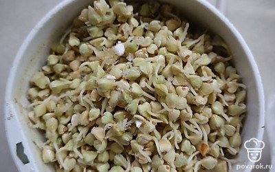 Зеленую гречку заранее замачиваем или проращиваем, как у меня на фото.