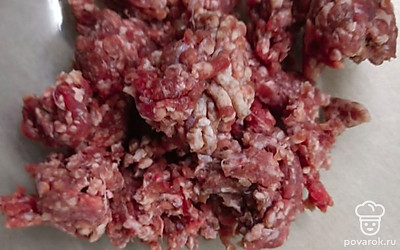 Фарш берем готовый или пропускаем через мясорубку. Все ингредиенты перемешиваем и жарим. Жарить можно на сковородке или в вафельнице.