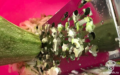 В глубокую миску натереть на крупной терке кабачки.