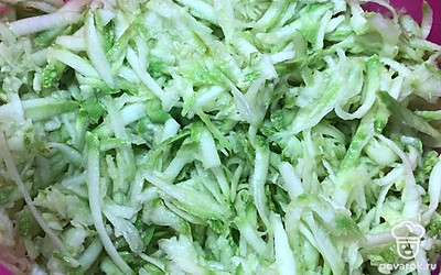 Хорошо отжать кабачки от лишней влаги.