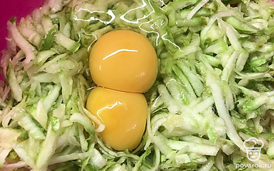Добавить к отжатым кабачкам яйца.