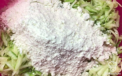 Туда же всыпать муку.