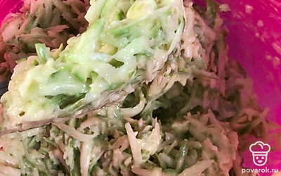 Готовую кабачковую массу посолить по вкусу.