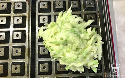 Выложить в разогретую вафельницу по столовой ложке и готовить.