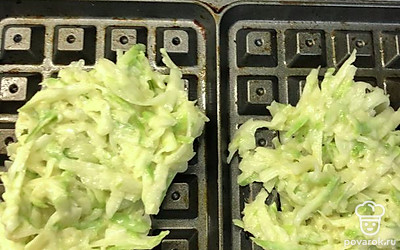 Томить буквально минут по пять.