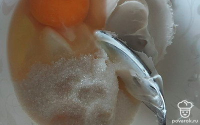 Размягченное масло, яйцо, сахар смешиваем.