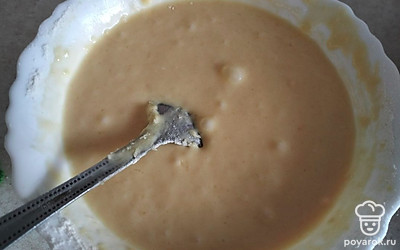 Добавляем разрыхлитель и муку, замешиваем тесто. Тесто должно быть как густая сметана.