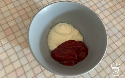 Соедините майонез и кетчуп. 