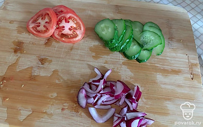 Овощи нарежьте пластинками.