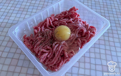 К фаршу добавьте специи и яйцо. 