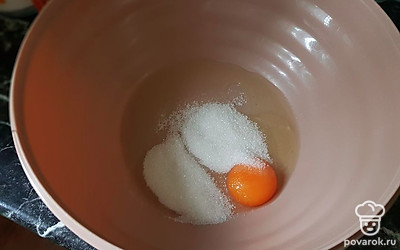 Яйцо, сахар и соль взбить миксером. 