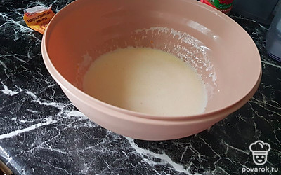 Добавить молоко и растительное масло. Взбить. 