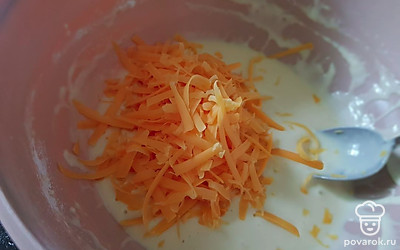 Просеять через сито муку и разрыхлитель. Перемешать миксером до однородности. Добавить любой твердый сыр. 