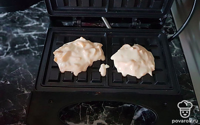 Выпекать в вафельнице 3-5 минут до золотистого цвета. 