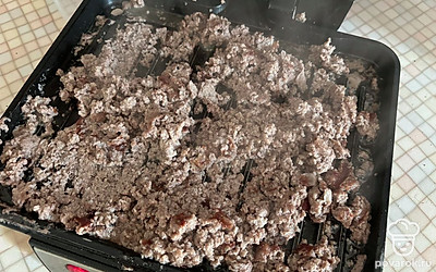 Постоянно помешивая, обжарьте фарш на сковороде или гриле до полной готовности (примерно 8-10 минут). 