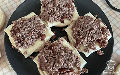 На сыр выложите горячий фарш. 