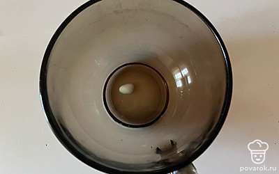 Кокосовое масло растопите до жидкого состояния в микроволновке, затем остудите его. 