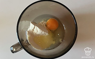 К растопленному масле добавьте сахар, яйцо, соль и муку. 