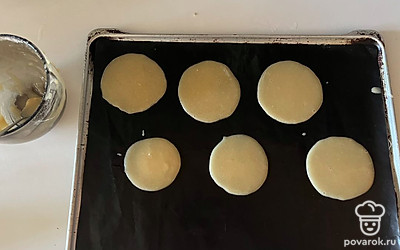 Духовой лист застелите силиконовым ковриком (обязательно), на расстоянии друг от друга сформируйте круги теста одного размера. На каждую вафлю примерно требуется 2 чайные ложки теста. Отправьте вафли выпекаться в духовку на десять минут при 190 градусах. 