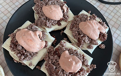 На мясо выложите приготовленный соус. 