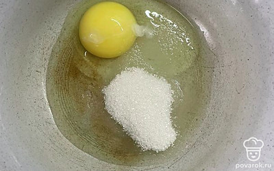 В миску разбейте яйцо, добавьте сахар и соль. Перемешайте.