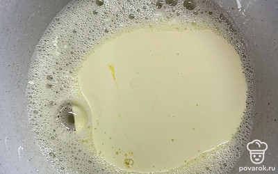 Сливочное масло заранее растопите и залейте в миску.