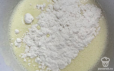 Всыпьте муку и перемешайте.