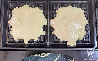 В разогретую вафельницу выложите тесто и жарьте 1-2 минуты.