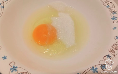 Яйцо смешиваем с сахаром.